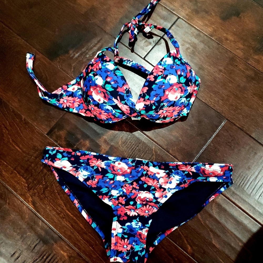 👙Red white and blue floral bikini🌞